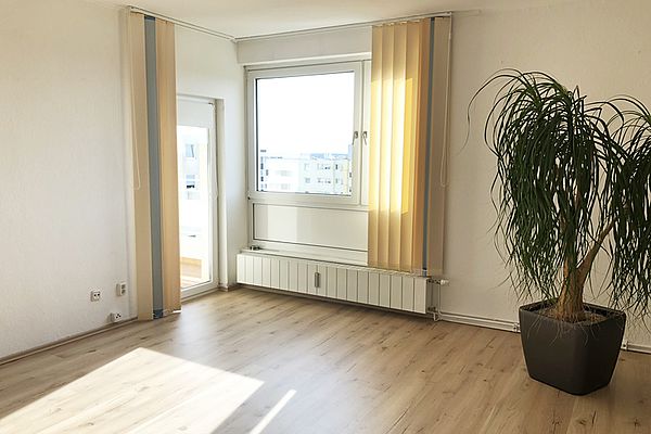 Wohnzimmer u. Ausgang zur Loggia