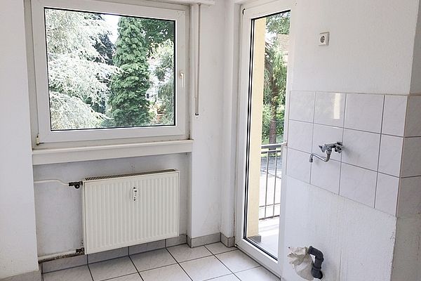 Küche mit Ausgang zum Balkon