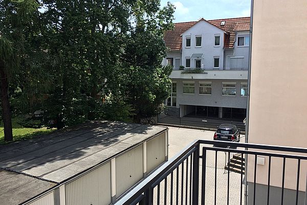 Balkon vor Küche und Schlafzimmer