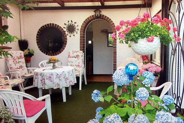 Terrasse möbliert und dekoriert