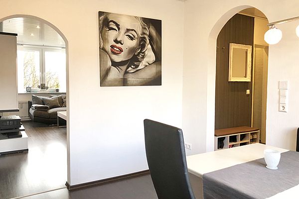 Esszimmer mit Blick in Flur u. Wohnzimmer